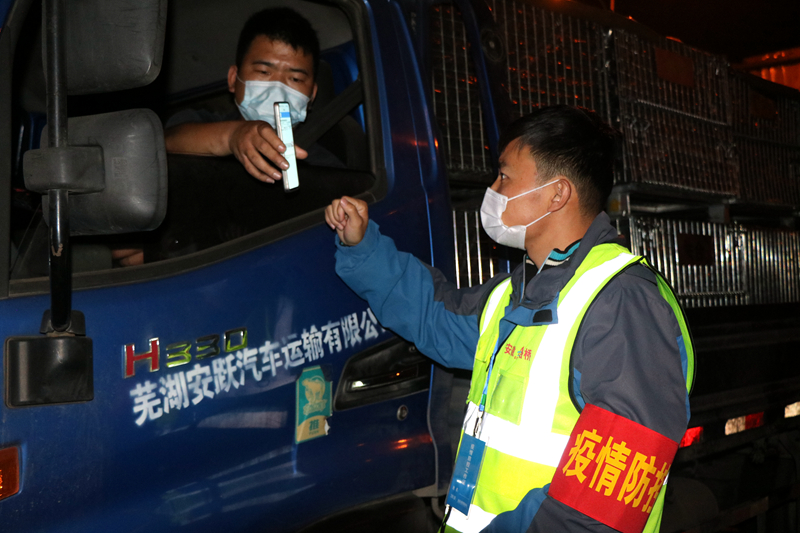 新一輪疫情發(fā)生后，安徽路橋迅速行動，組織全體職工和勞務(wù)工人進(jìn)行全員核算檢測，筑牢疫情防控第一道防線。此外，還積極投身屬地疫情防控，踐行國企擔(dān)當(dāng)。